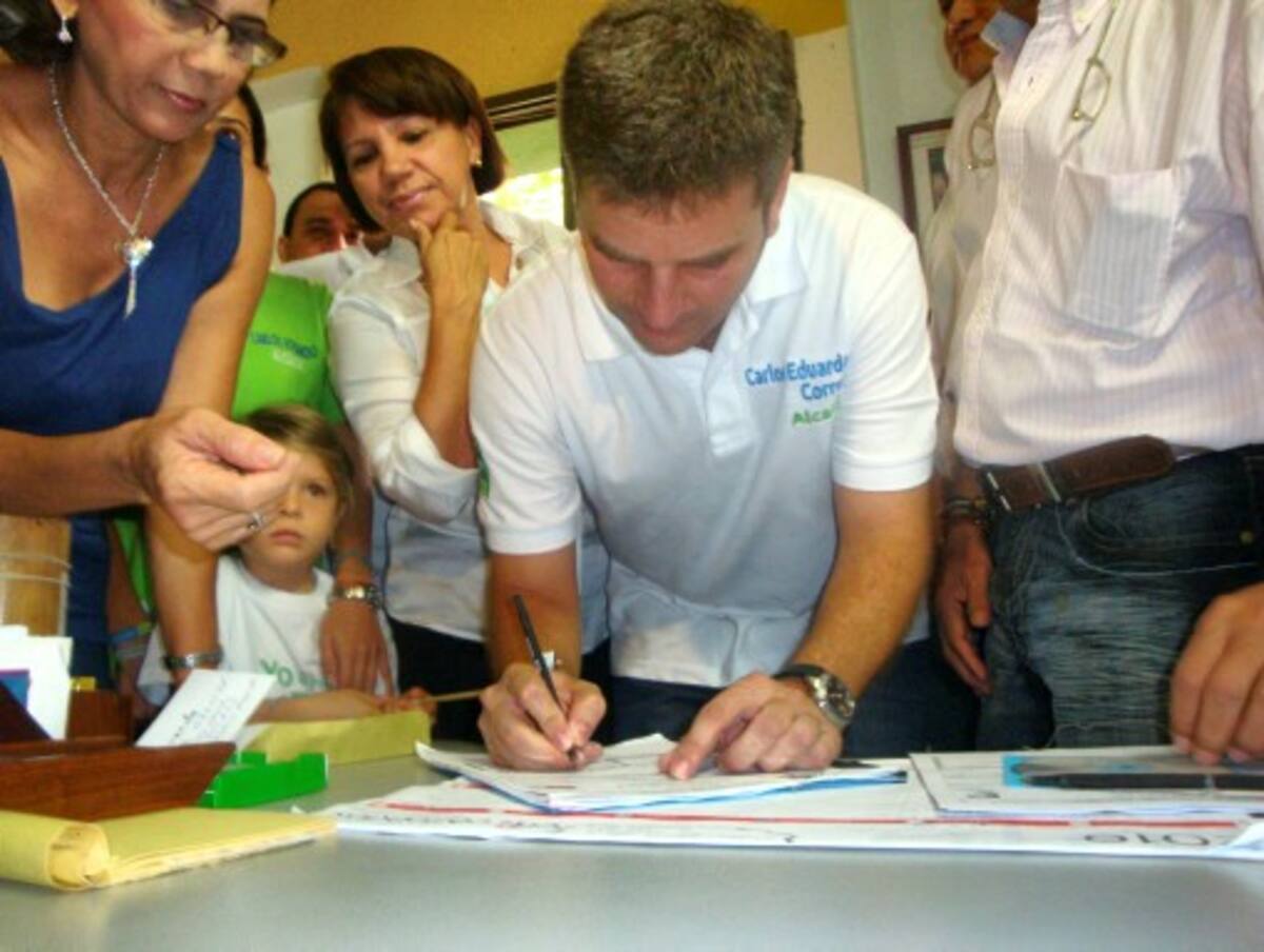 Carlos Eduardo Correa, aspirante a la Alcaldía, se inscribió ayer en la Registraduría.