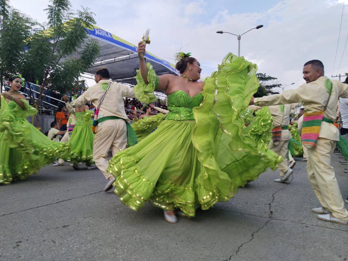 Decenas de comparsas con alegría hicieron vibrar a los sincelejanos. // Manuel Santiago Pérez. El Universal.