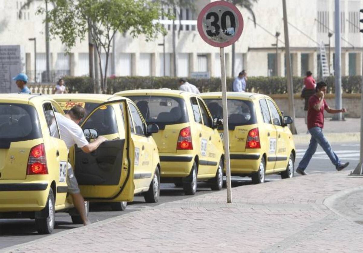Los taxis colectivos funcionan en estaciones no autorizadas sobre vías públicas en las que se genera congestión vehicular durante las denominadas horas pico. EL UNIVERSAL