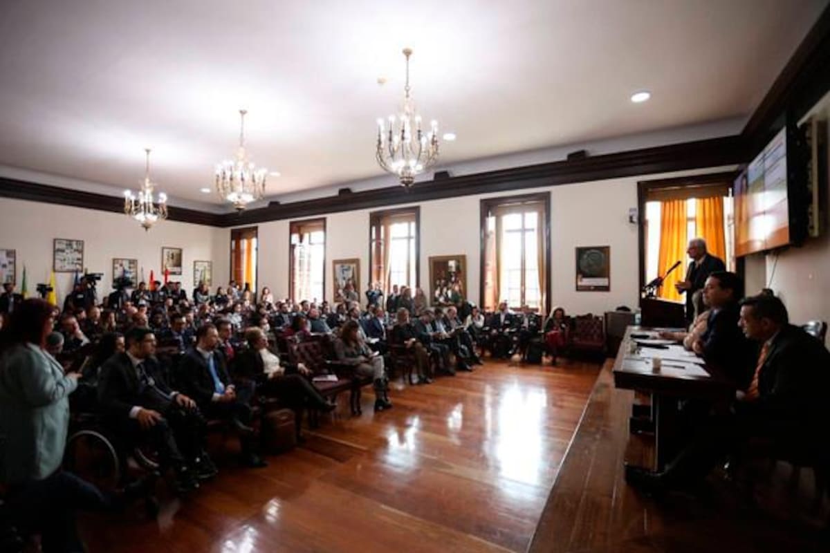 Con duros cuestionamientos de Petro al Congreso, arrancó la pensional