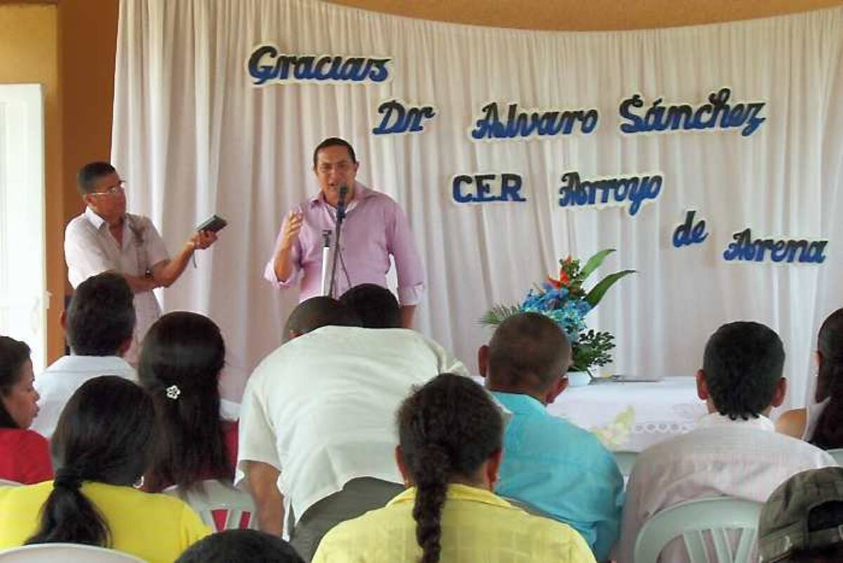 La comunidad de Arroyo de Arena se reunió para agradecer al alcalde las obras ejecutadas en esa comunidad. CORTESÍA: GREGORIO CASTRO