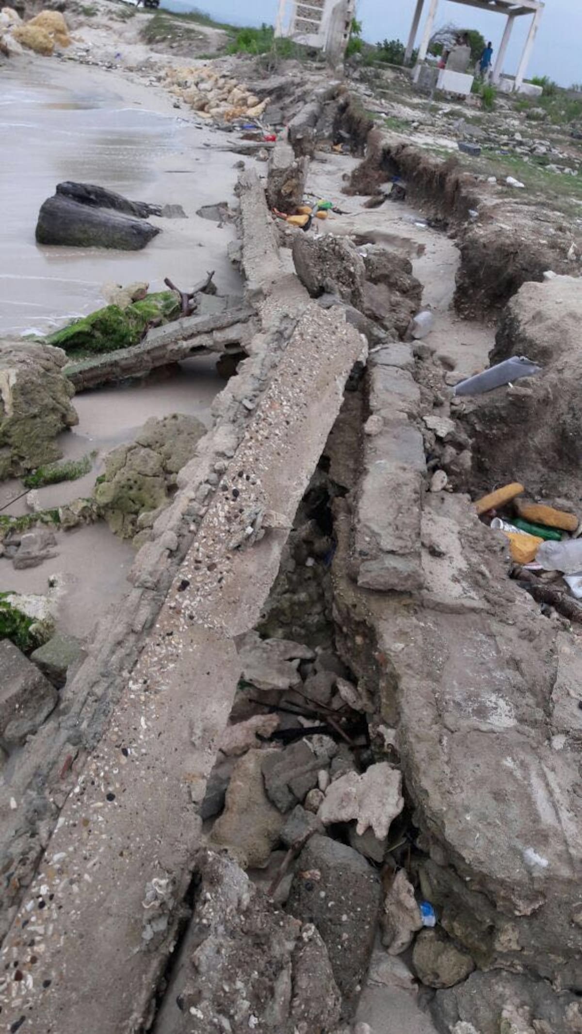 Se derrumbaron las paredes del cementerio de Tierrabomba.
