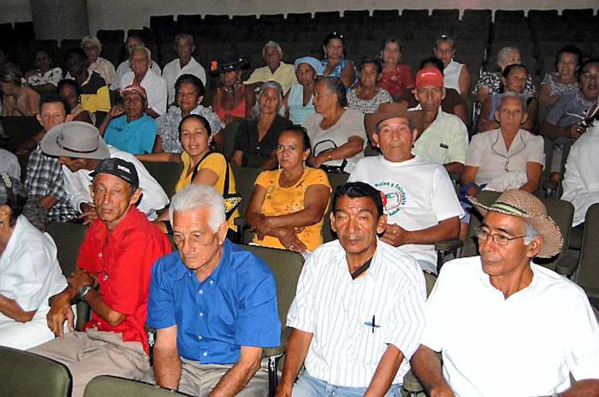 Los adultos mayores siguen recibiendo beneficios a través del programa de subsidios que contribuyen a su bienestar. ARCHIVO/