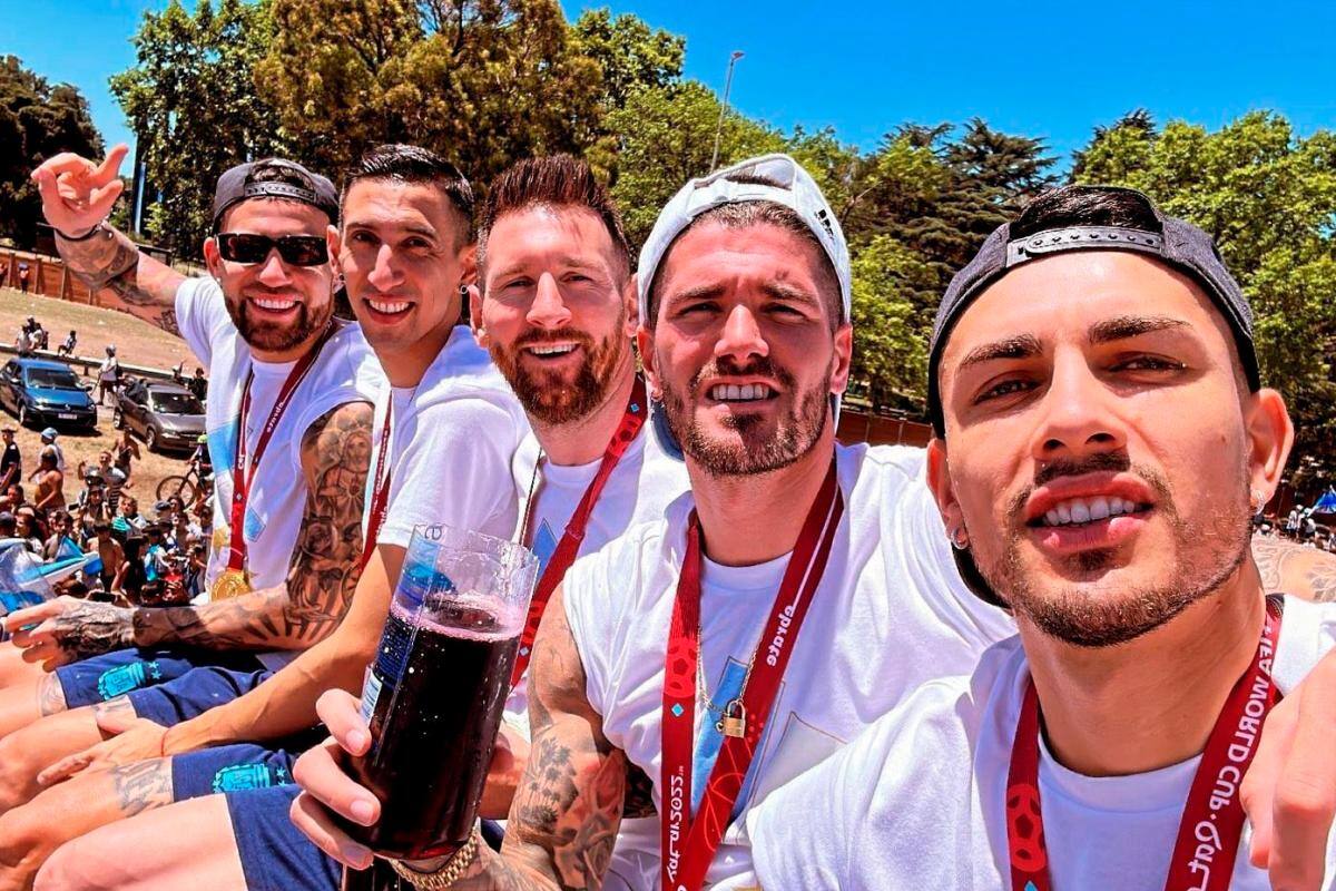 ¡Increíble! Así terminaron los campeones su vuelta olímpica por Buenos Aires