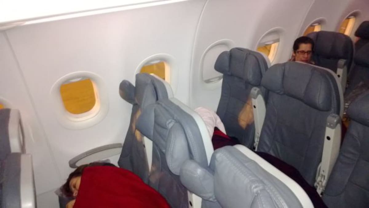 Pasajeros durmiendo dentro del avión de Avianca. CORTESÍA