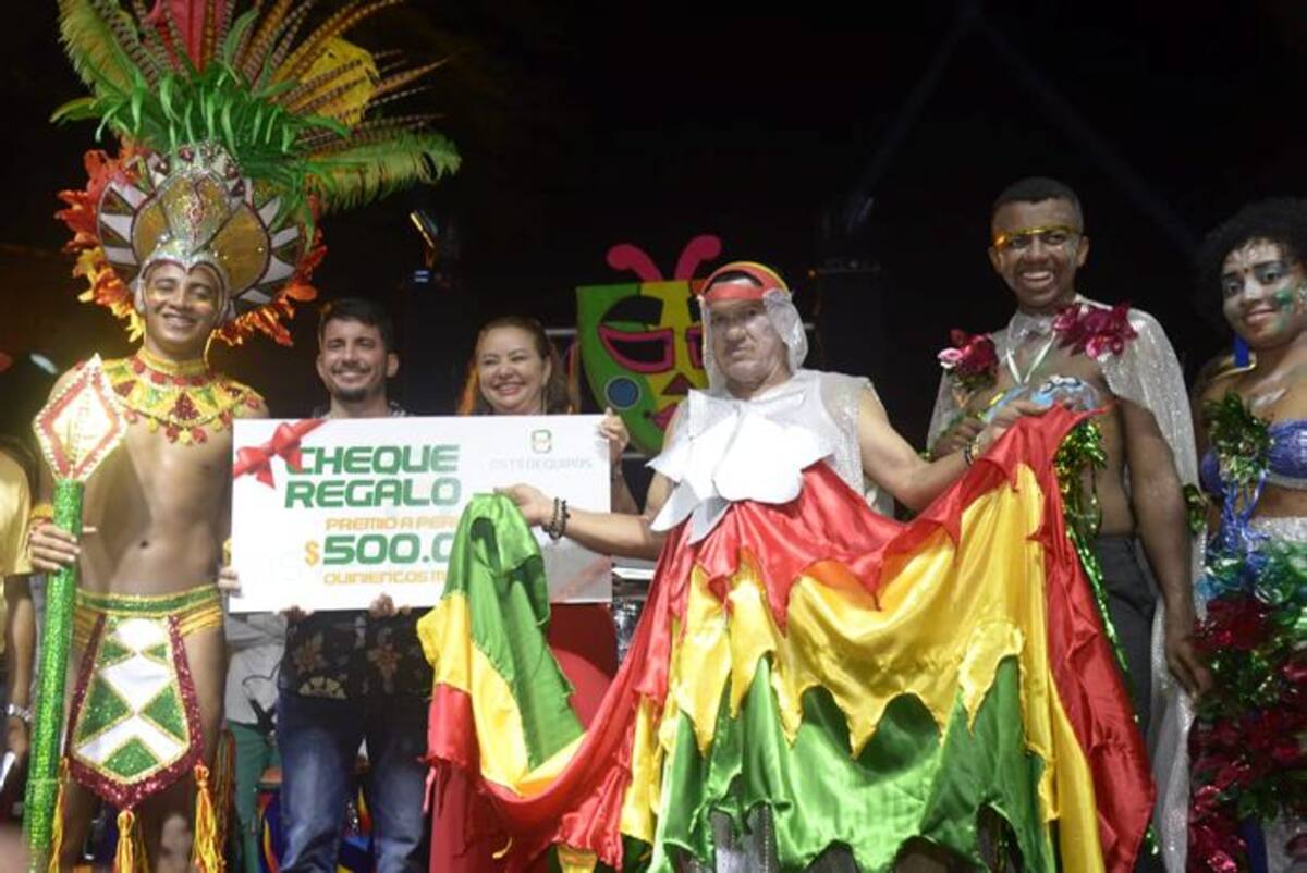Fiesta de Lanceros, actores festivos y periodistas en homenaje a los promotores de las Fiestas de Independencia desde su arte u oficio. CORTESÍA