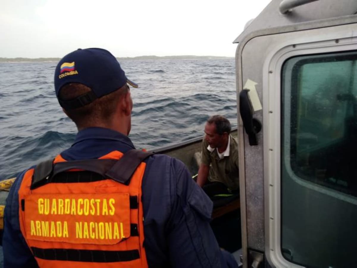 El piloto de la lancha fue rescatado y llevado al Hospital Naval. foto cortesía