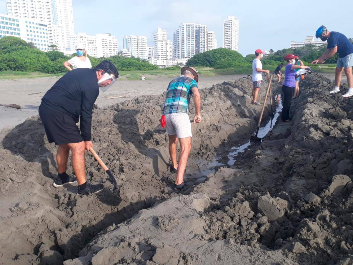Las jornadas de excavación se realizan en el horario permitido para hacer ejercicio. // Foto: Aroldo Mestre - El Universal.