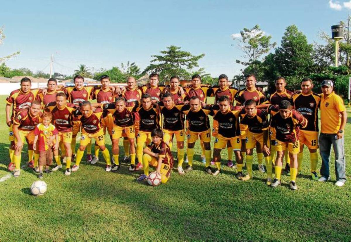 Equipos de Amigos de Excolonias que participan en el Torneo de Fútbol Intercolonia con sede en Sahagún.