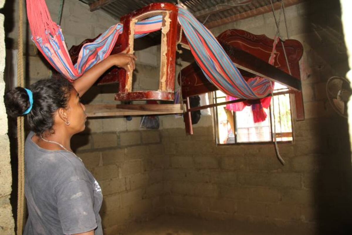 Como pudieron, los sanjuaneros protegieron sus pertenencias de la inundación. Zenia Valdelamar-El Universal
