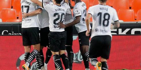Valencia remonta, golea 4-1 a Real Madrid y pone a temblar a Zidane
