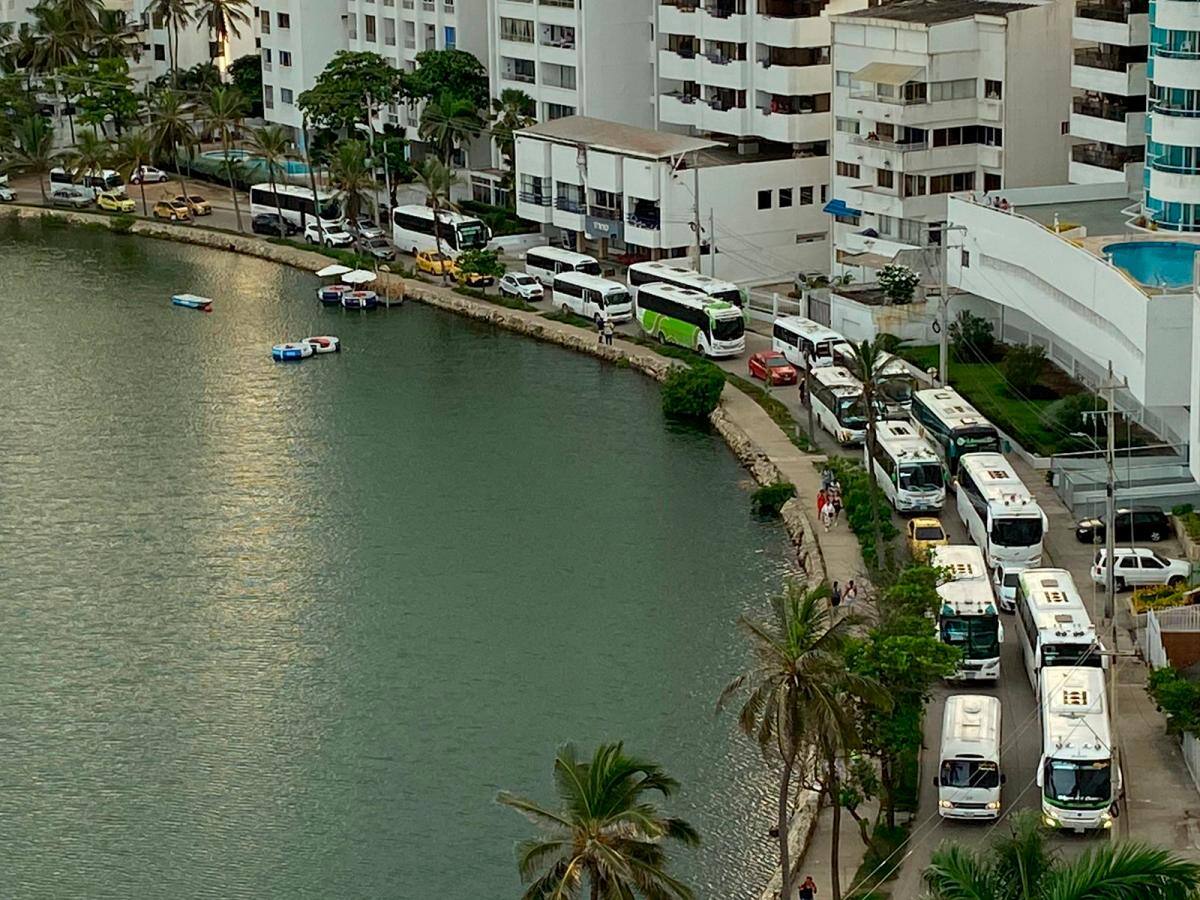 Buses que participan en la protesta. // Cortesía