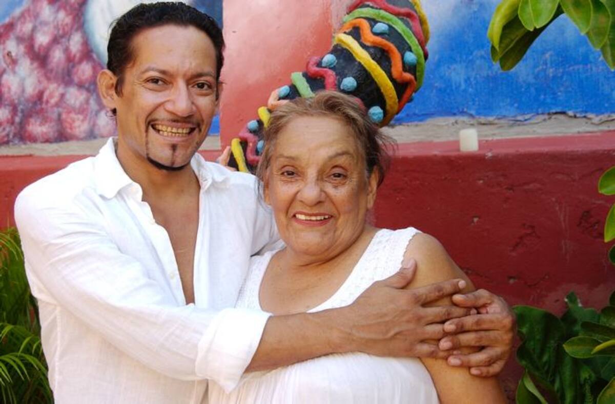 el artista junto a su madre Cira Ulloa de Cruz. Zenia Valdelamar-El Universal