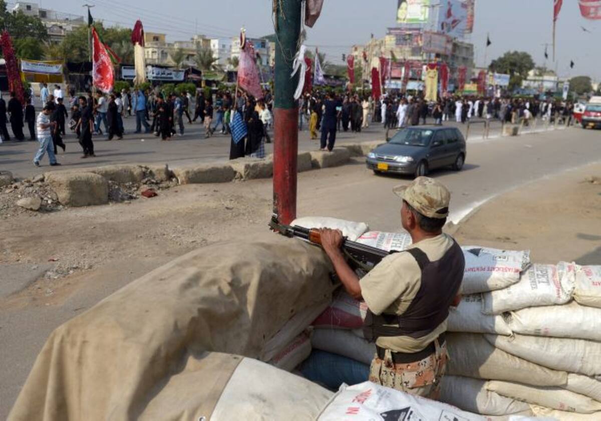 Un soldado vigila una de las marchas de los chiitas. AFP RIZWAN TABASSUM
