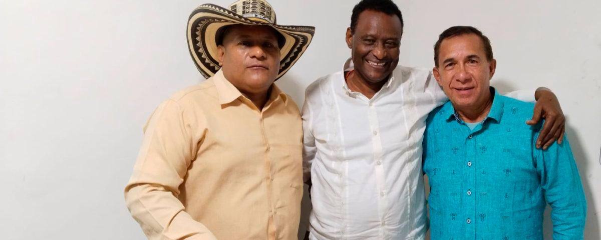 Alcides Arrieta (centro) se enteró a última hora que el partido Poder Progresista, quien lo avaló hace días, no contaba con personería jurídica para otorgar avales. En la foto lo acompañan los directivos de dicha colectividad.