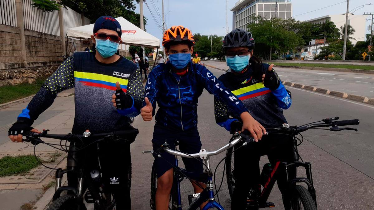 Los jóvenes disfrutan de la ciclovía. // LUIS EDUARDO HERRÁN