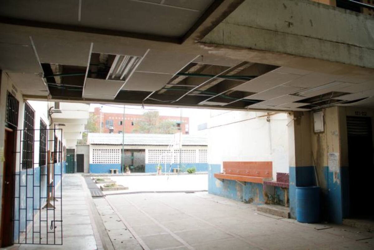 Los techos de la I. E. Antonia Santos son solo una muestra de las reparaciones urgentes que necesitan los colegios oficiales de Cartagena. Archivo