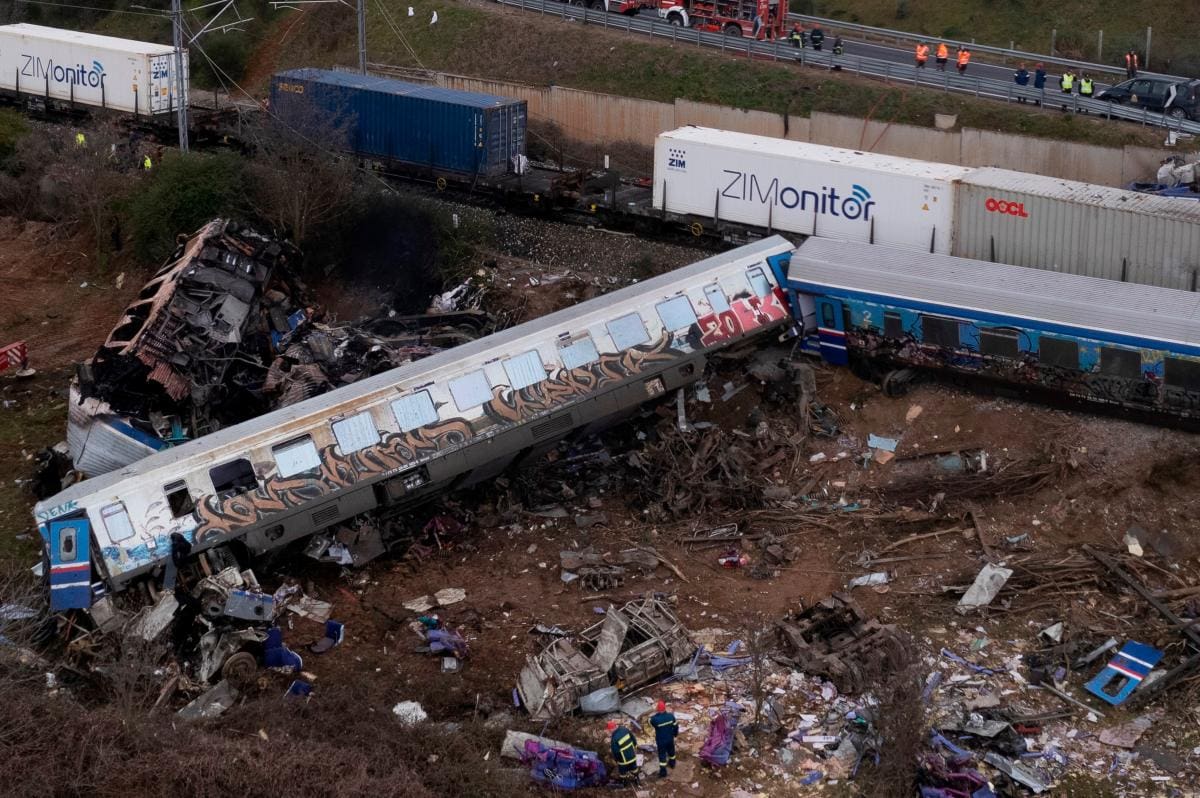 Una fotografía tomada con un dron muestra a los bomberos y equipos de rescate trabajando para sacar a los pasajeros de los trenes.