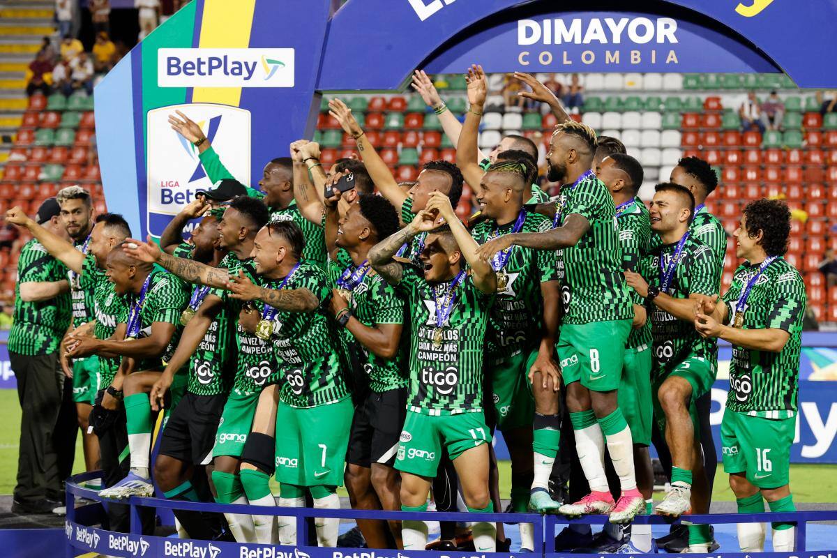 Jugadores de Atlético Nacional celebran al ganar la Primera División de fútbol colombiano. //EFE
