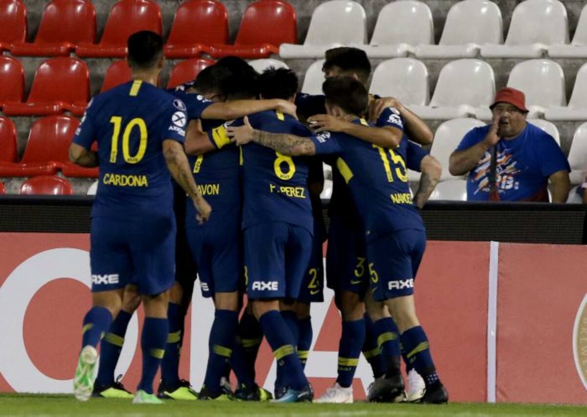 Jugadores de Boca Juniors festejan el gol de Carlos Tevez ante Libertad hoy, en el partido de vuelta por los octavos de final de la Copa Libertadores. efe