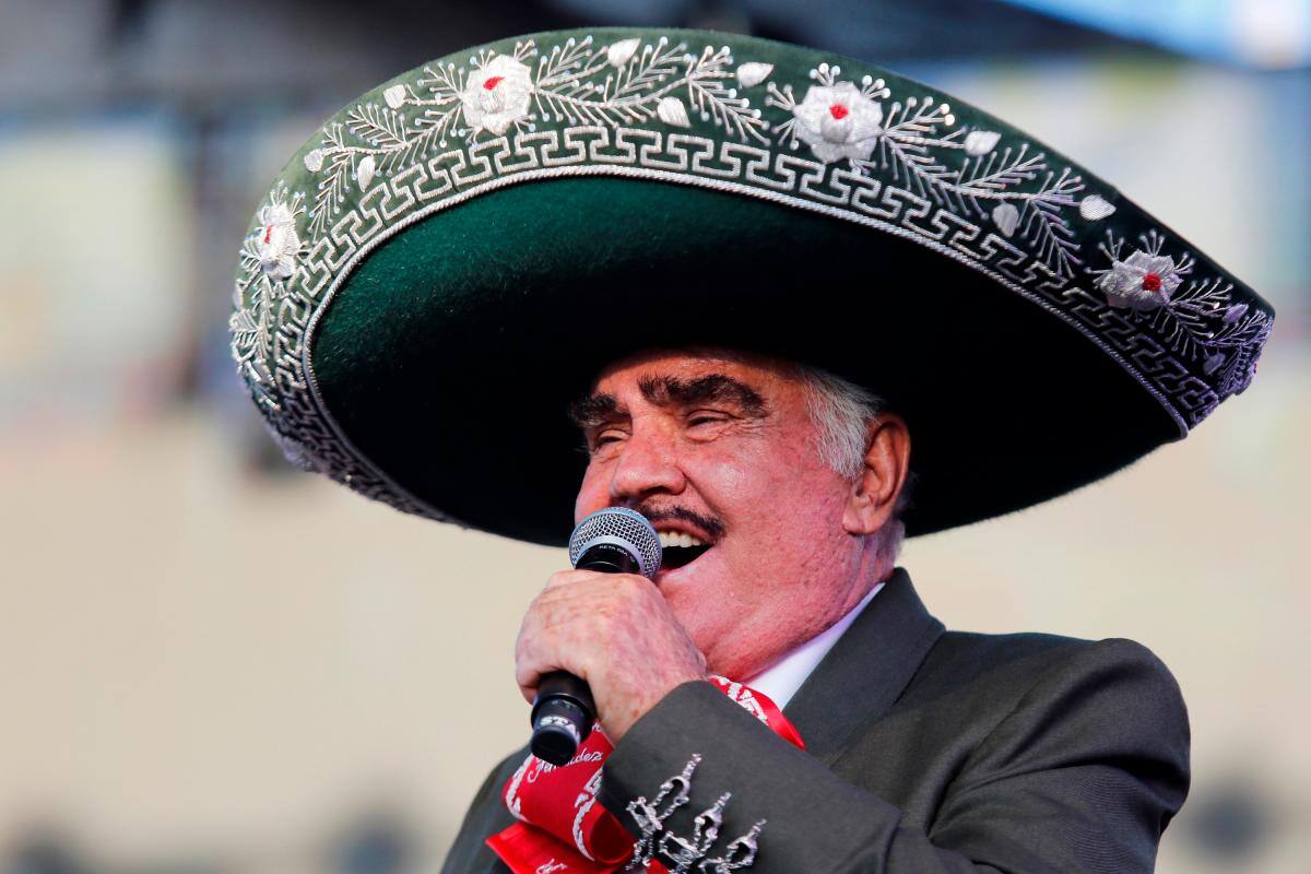 “Sin sedación y despierto”, así avanza la salud de Vicente Fernández