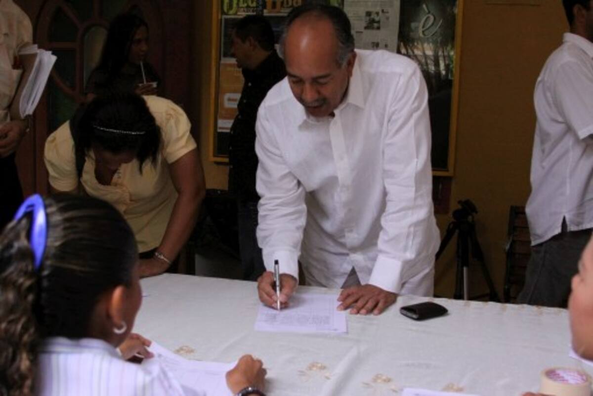 El rector de la Universidad, Germán Sierra Anaya, participó en la jornada que culminó ayer. Las firmas serán presentadas ante el Congreso de la República como apoyo al proyecto de ley. cortesia