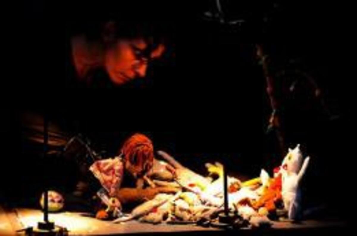 Laura Bartolomé, actriz que representa en solitario la historia de una niña que vive a través de los sueños. COLPRENSA