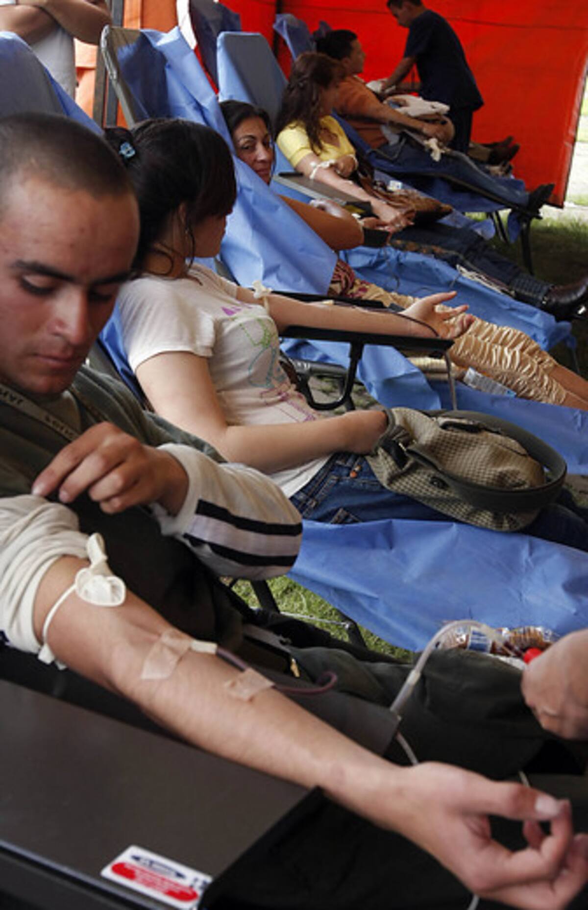 En Colombia, según el Instituto Nacional de Salud (INS), se realizan 2.465 transfusiones de sangre diarias para salvar vidas de niños, maternas, adultos mayores, entre otros, para tratar diversas eventos como leucemias, anemias, cirugías, cáncer, quemaduras y otras situaciones. Colprensa