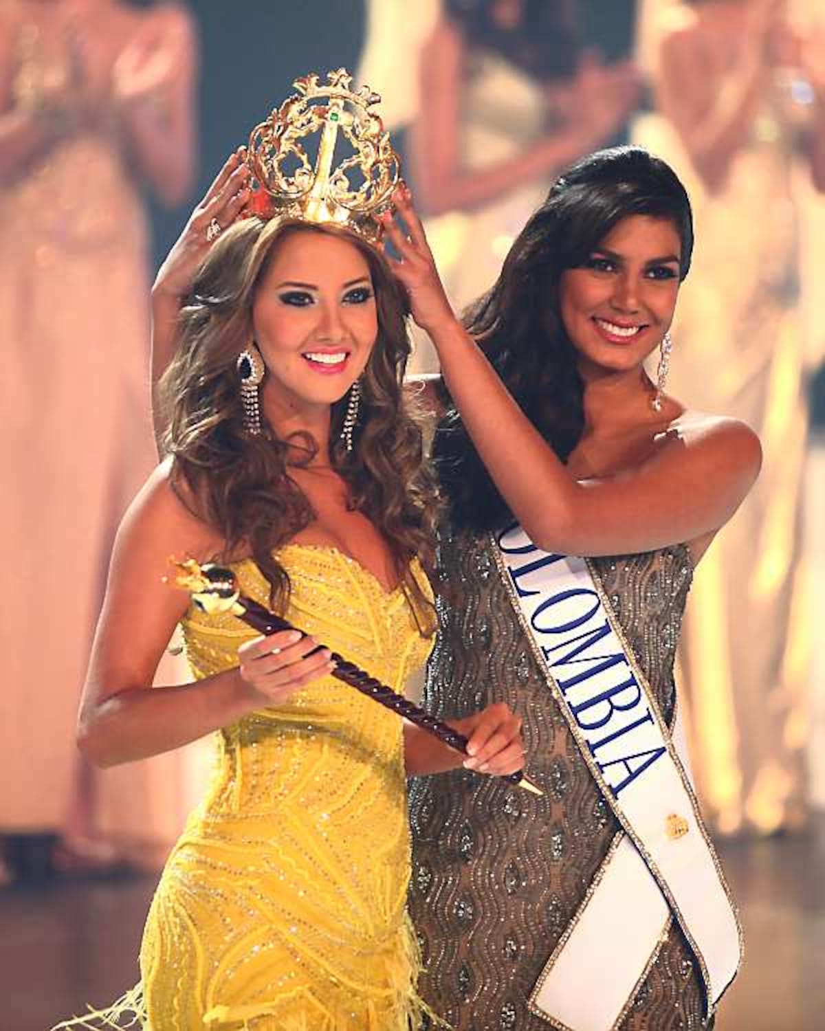 Daniella Álvarez, Señorita Atlántico, recibe la corona de Señorita Colombia de Catalina Robayo, Señorita Colombia 2010.