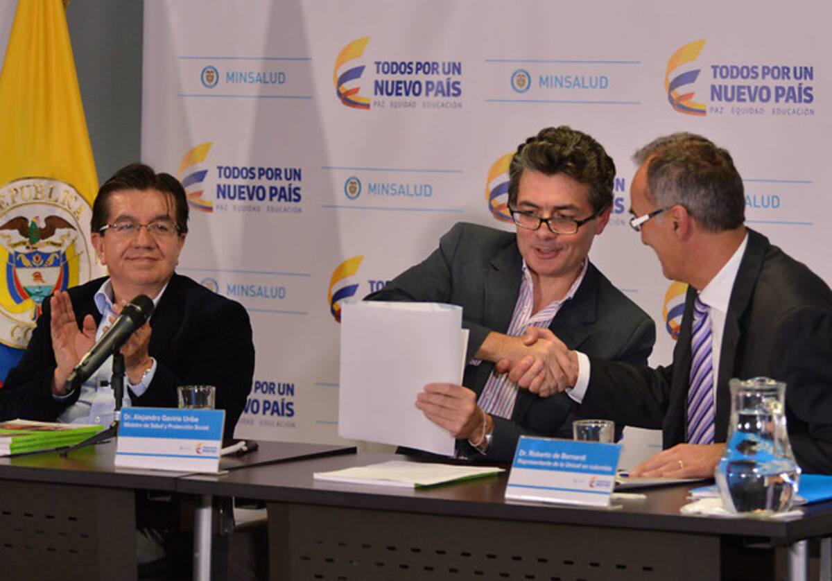 El ministro de Salud, Alejandro Gaviria y el representante para Colombia de Unicef, Roberto de Bernardi firmaron un convenio para atender la desnutrición aguda. COLPRENSA
