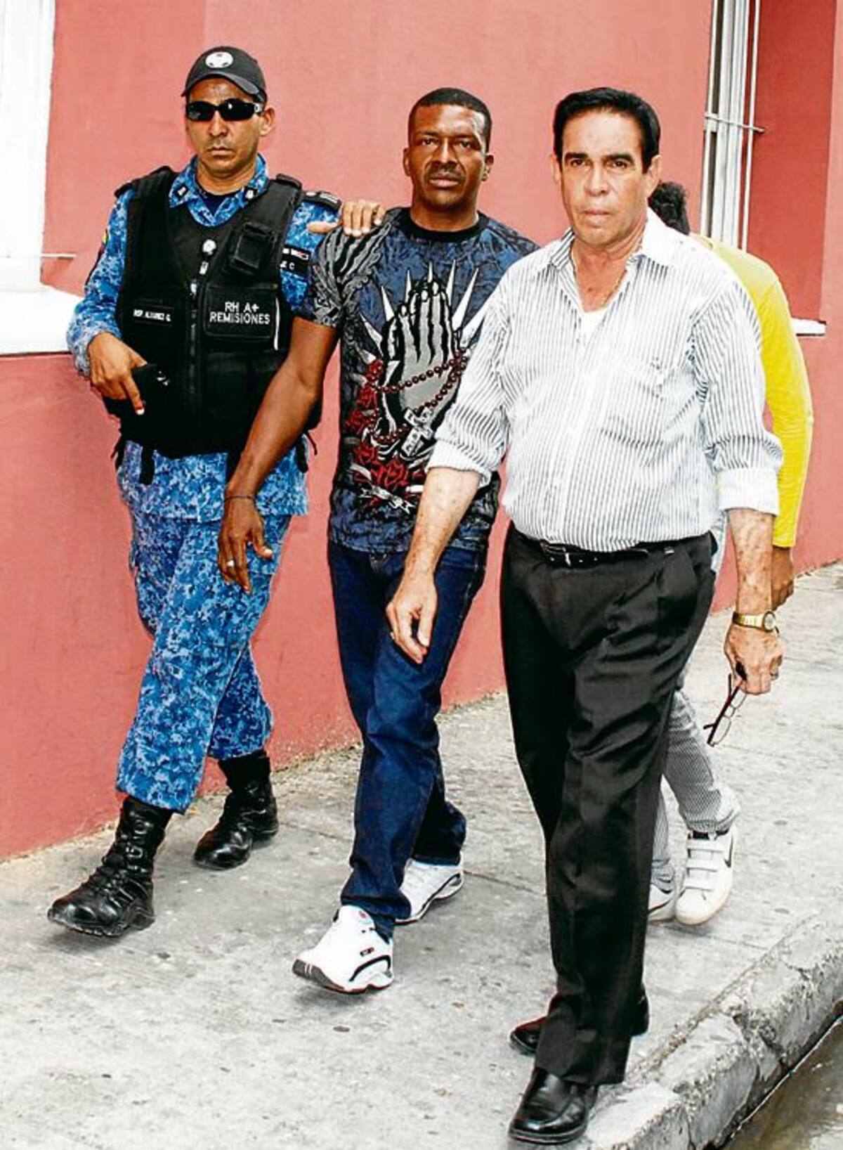 Nacir Vásquez (medio), llegó a la audiencia acompañado por guardias del Inpec y su abogado defensor.