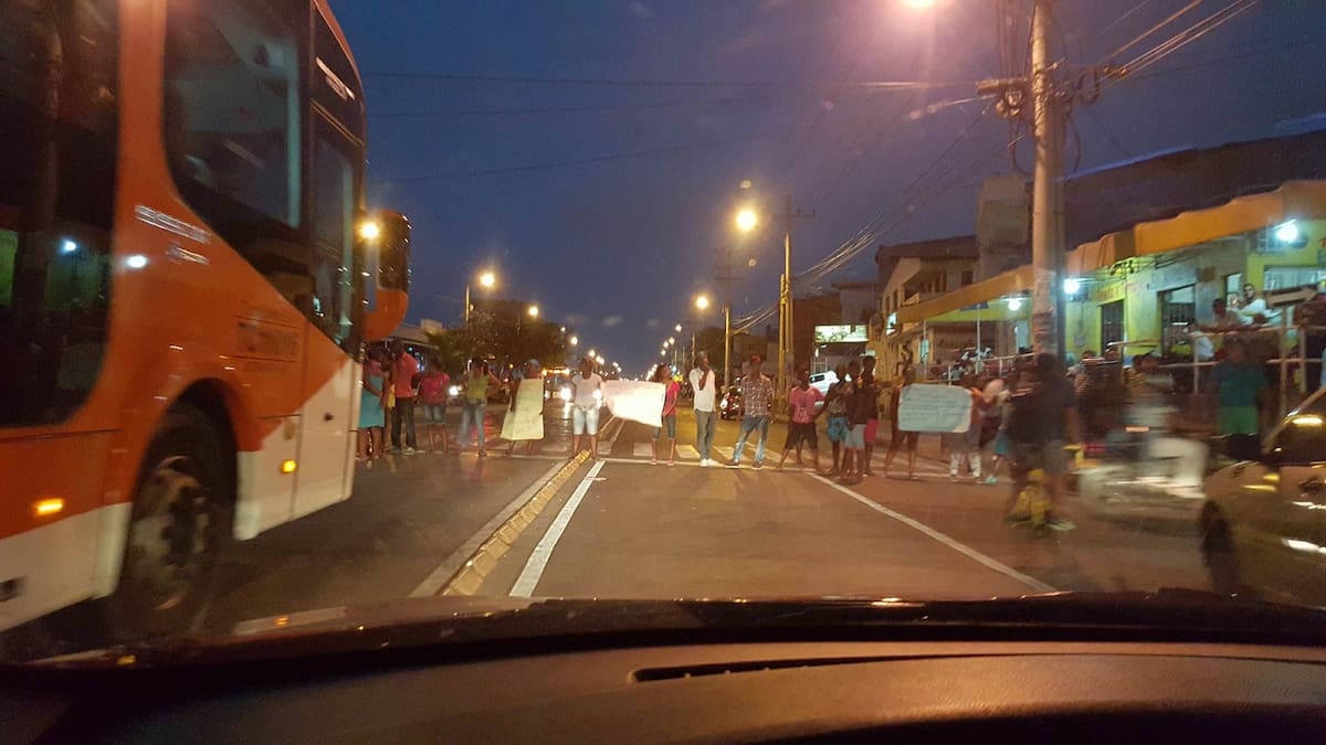 "No estamos dispuestos a pasar una segunda noche en estas condiciones por eso nos vimos obligados a tomar las vías de hecho", afirmó la comunidad Ciudadano Reportero: Carlos De los Ríos