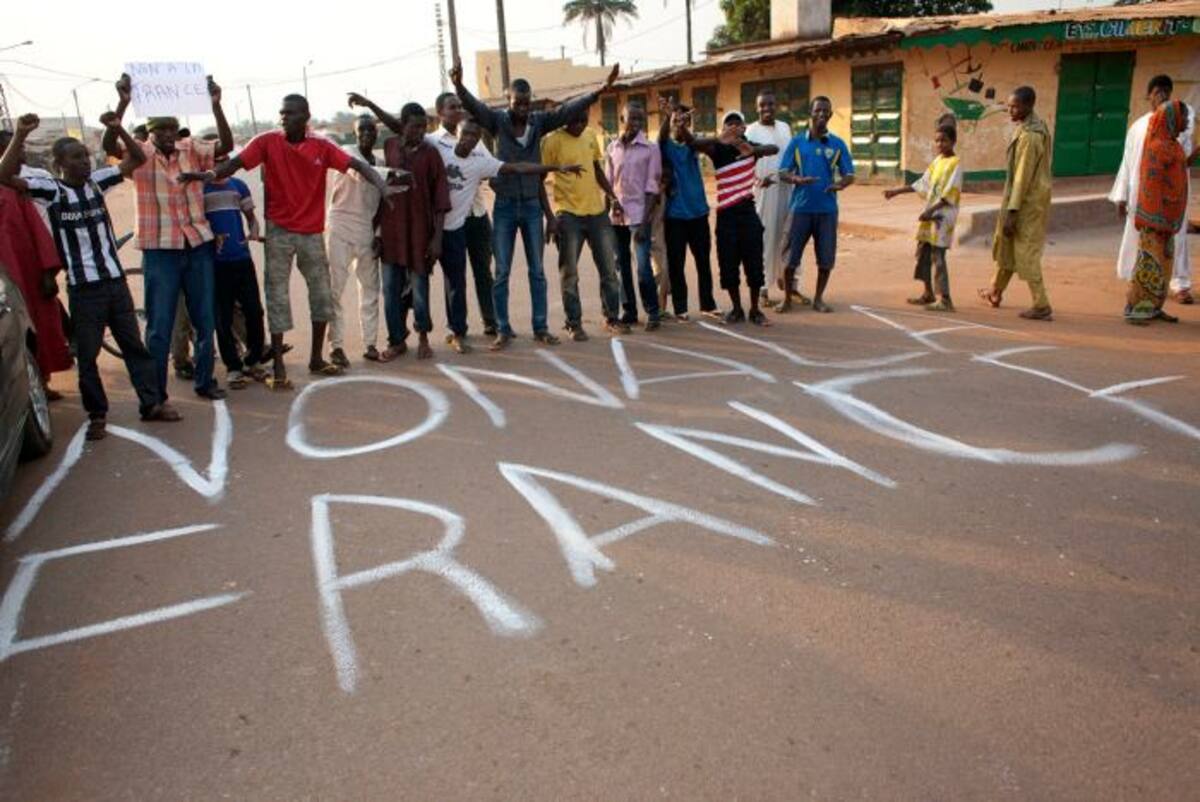 "¡No a Francia!" era el principal mensaje que transmitían los manifestantes. AP Rebecca Blackwell