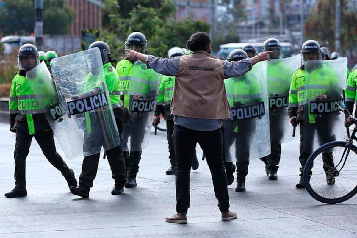 Mindefensa desmiente que encapuchado en la protesta sea policía