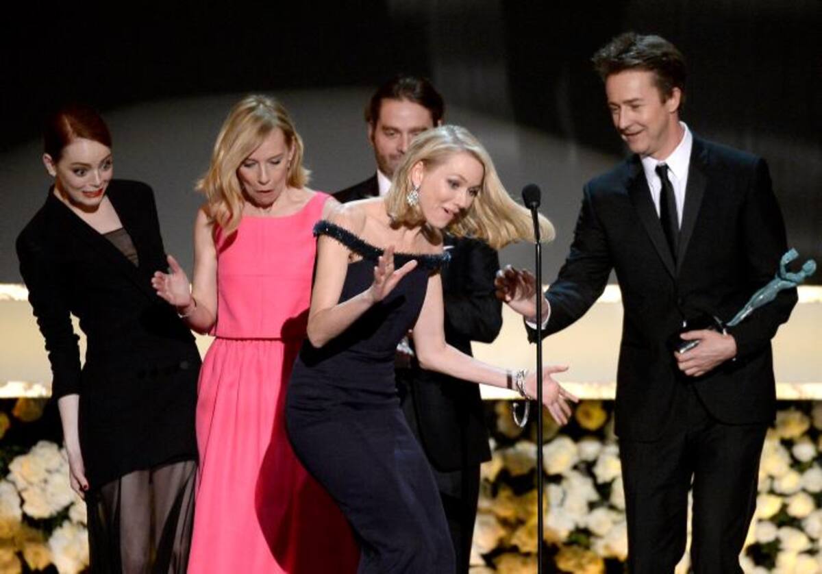 Naomi Watts por poco cae al piso. AFP KEVORK DJANSEZIAN