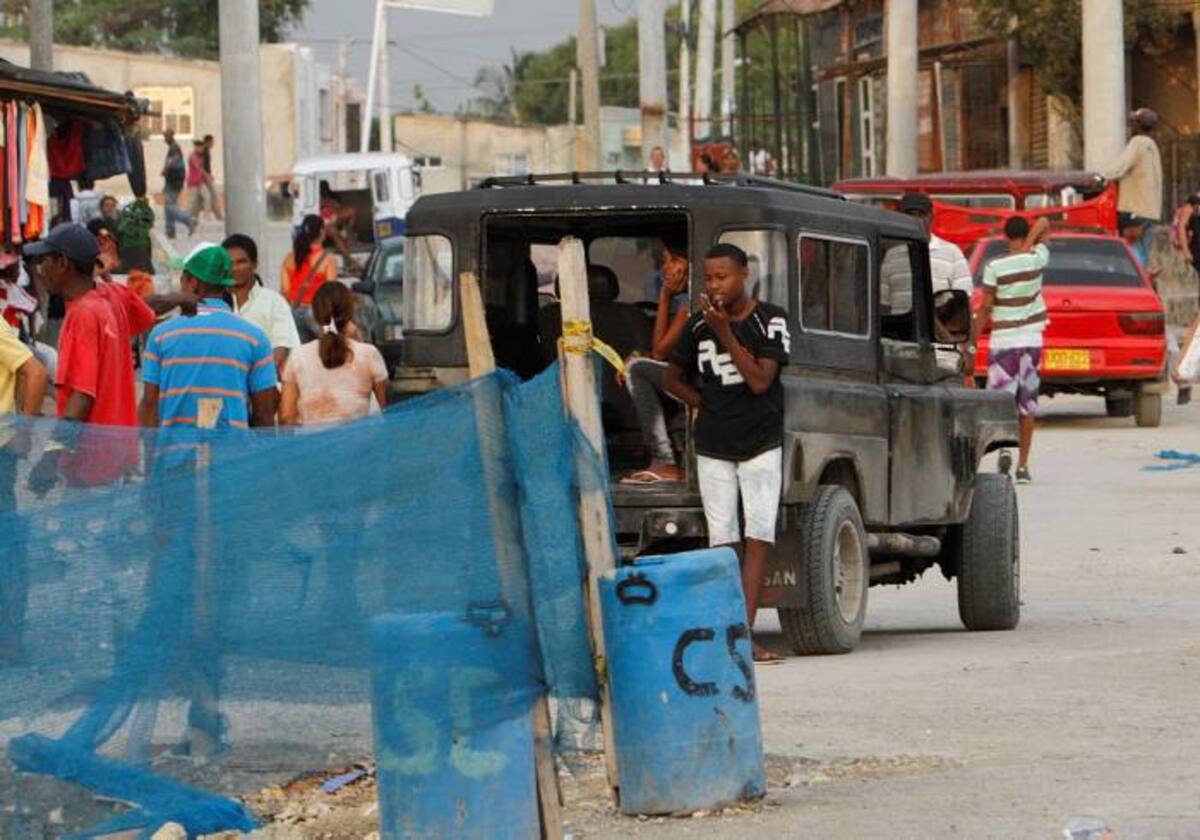 La zona ocupada por los conductores de colectivos hace parte del tramo 5A de Transcaribe, que va desde la bajada de la Loma de Bazurto hasta el Pie de la Popa. Cabe recordar que las obras en este trayecto están paralizadas hace más de un mes. JULIO CASTAÑO BELTRÁN - EL UNIVERSAL