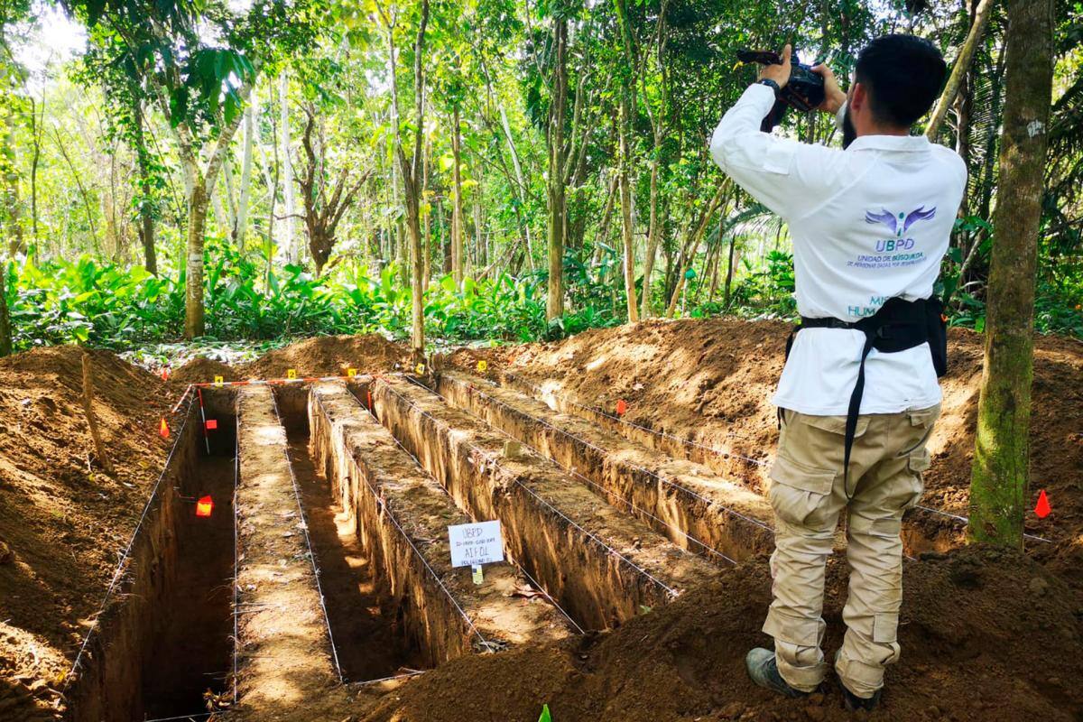 Recuperan diez cuerpos de personas desaparecidas durante el conflicto armado