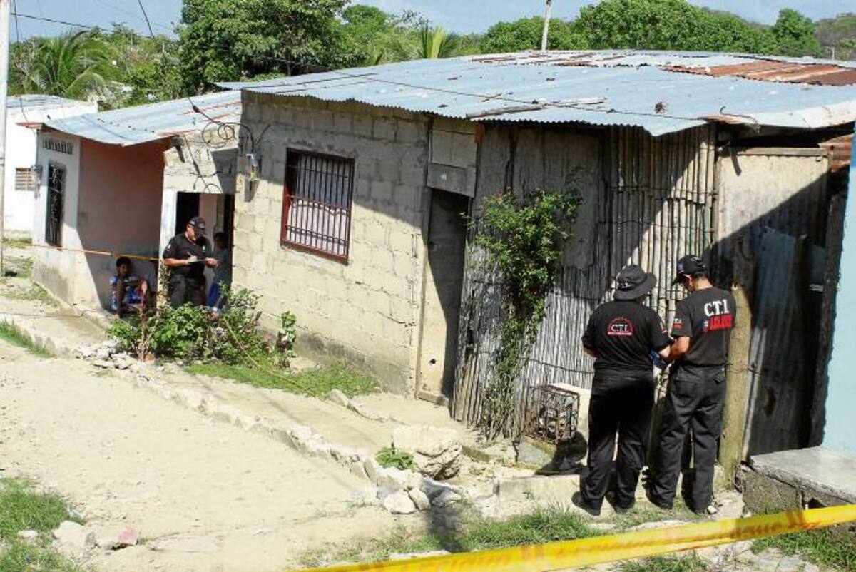 El agresor irrumpió de manera repentina en la casa de su víctima y la asesinó de varias puñaladas.