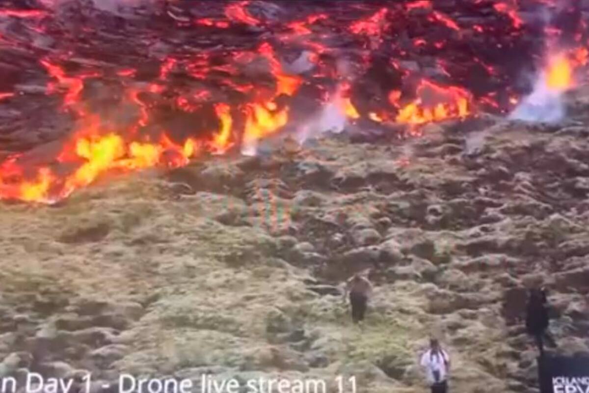Video: personas caminan cerca del cráter de un volcán en erupción