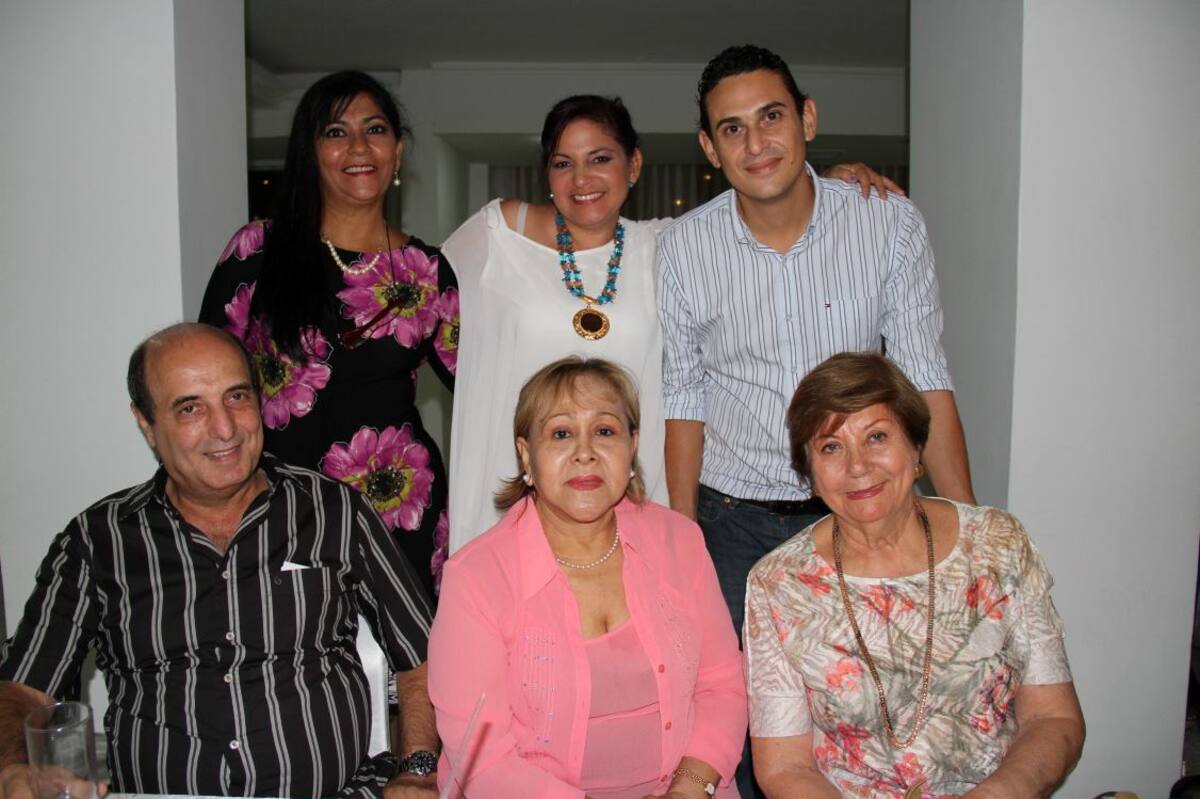 De pie: Carolina Posada, Nacha de Char y Nabid Katur; sentados: John Abiad, Noris de Saer y Ruby de Abiad.