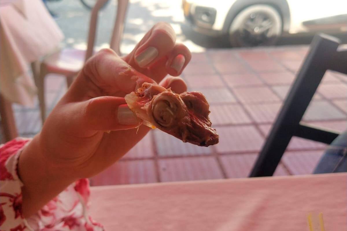 ¡Insólito! Encuentra cabeza de babilla dentro de su sopa en un restaurante
