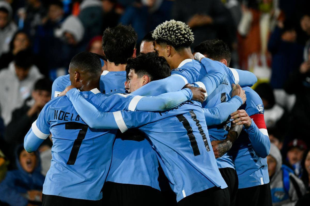 Uruguay castiga a Brasil y se trepa al segundo lugar