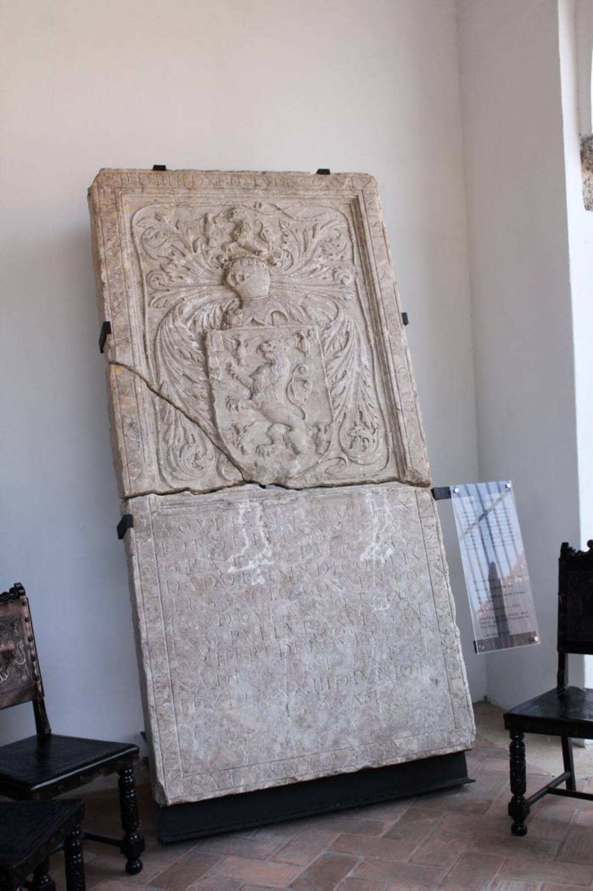 Lápida del capital Fernández Gramajo regresó a su lugar de origen: el Claustro de San Diego. Óscar Díaz-El Universal