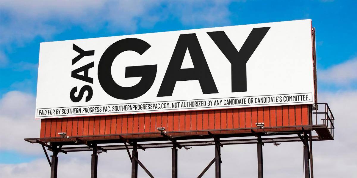 “Say Gay. Protect LGBTQ+ Futures” (Di gay. Protege el futuro LGBTQ+) se lee en las vallas. //EFE