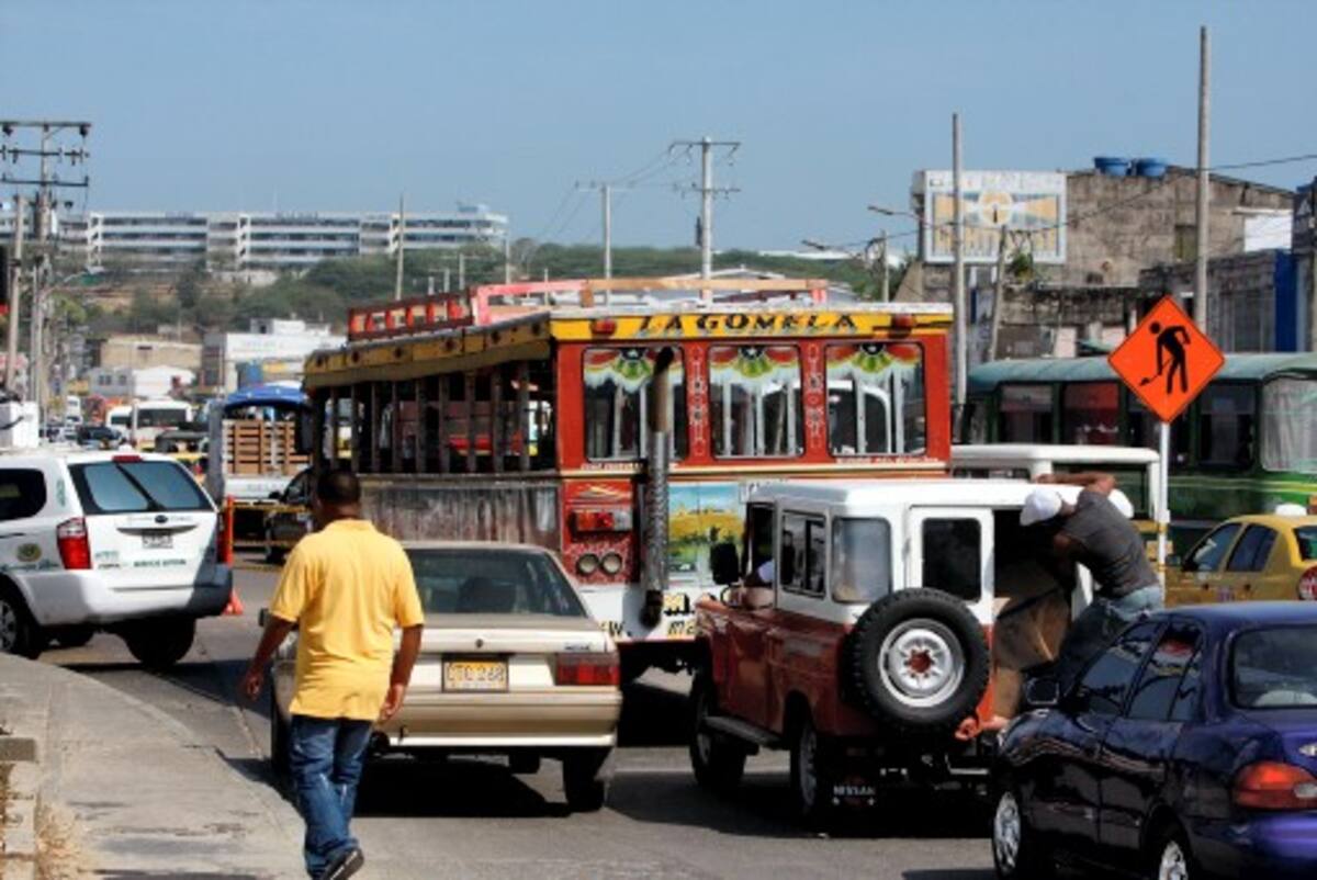 Las filas diarias de carros en el tramo 5B son interminables tanto por las obras como por la inconsciencia de conductores de servicio público que se detienen con mucha frecuencia a dejar y recoger pasajeros. ÓSCAR DÍAZ - EL UNIVERSAL