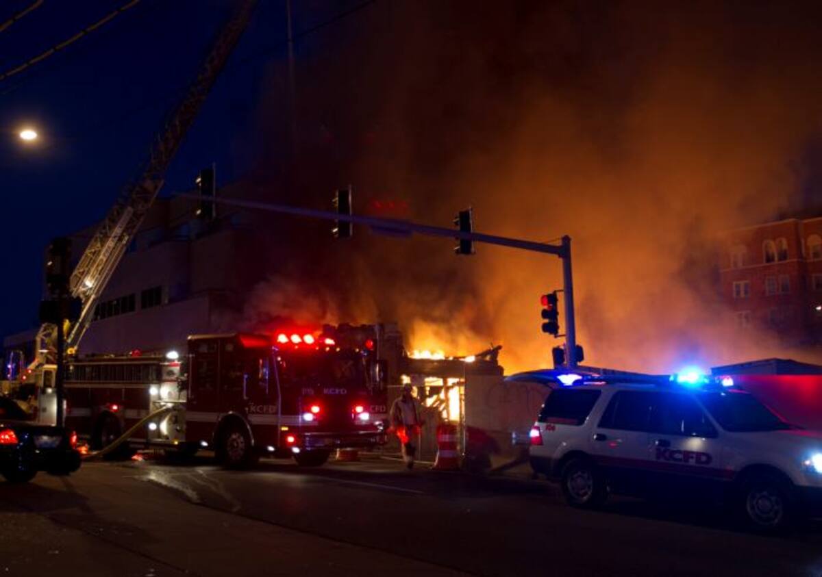 La policía de Kansas City informó que la explosión ocurrió cuando un vehículo chocó contra una tubería maestra de gas poco después de las 6 de la tarde. AP Tammy Ljungblad