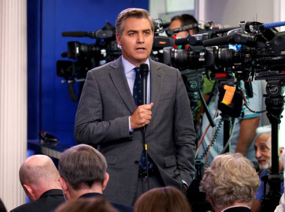 el corresponsal de CNN Jim Acosta se levanta antes de la conferencia de prensa diaria en la Casa Blanca en Washington. AP Evan Vucci