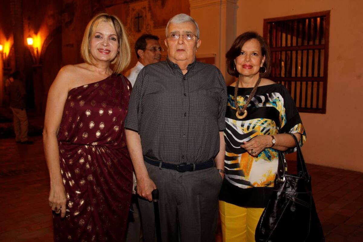 Alicia Sáenz, Edgar Romero y Mirtha de Romero.