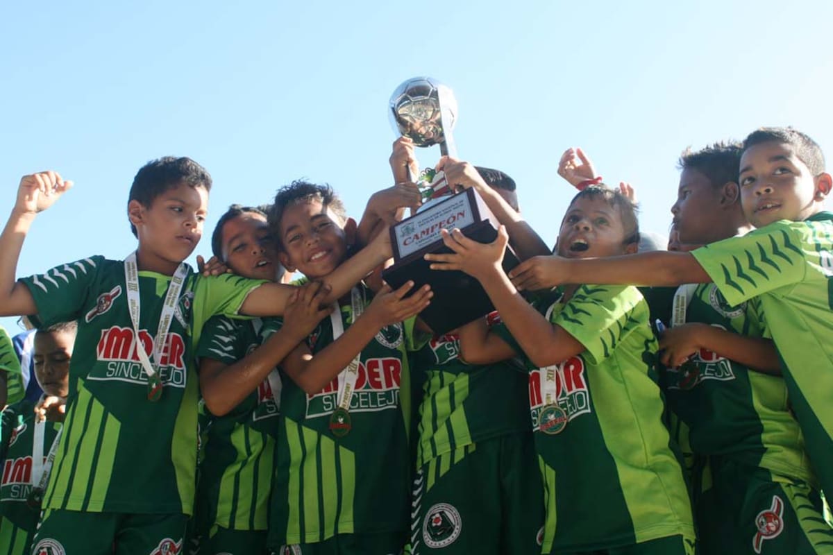 El onceno Prepony de la Asosucre recibió el trapo campeoníl, tras superar a CD Megaventas.