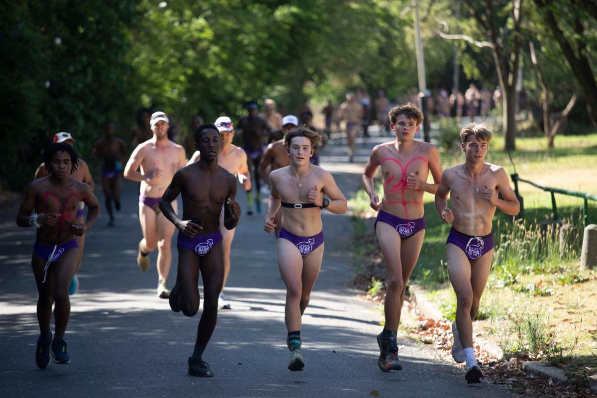 Con esta carrera, de cinco kilómetros de largo, organizadores y asistentes esperan crear conciencia sobre el cáncer de próstata y testículos. //Fotos: EFE